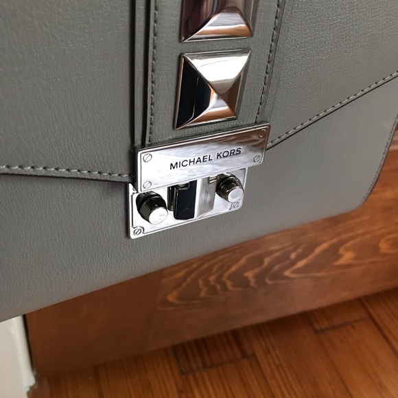 Michael Kors Rose, 35FOSXOL8L MED Flap Shoulder, Pearl Grey studded handbag - Picture 6 of 10